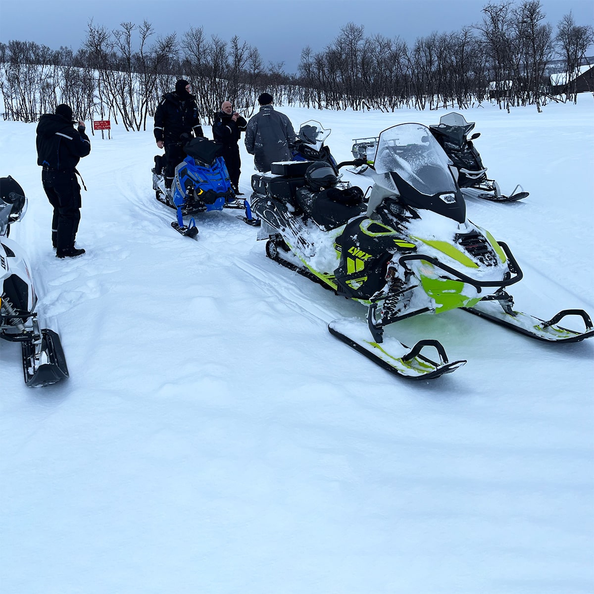 Scootertur i vinterlandskap i Finnmark