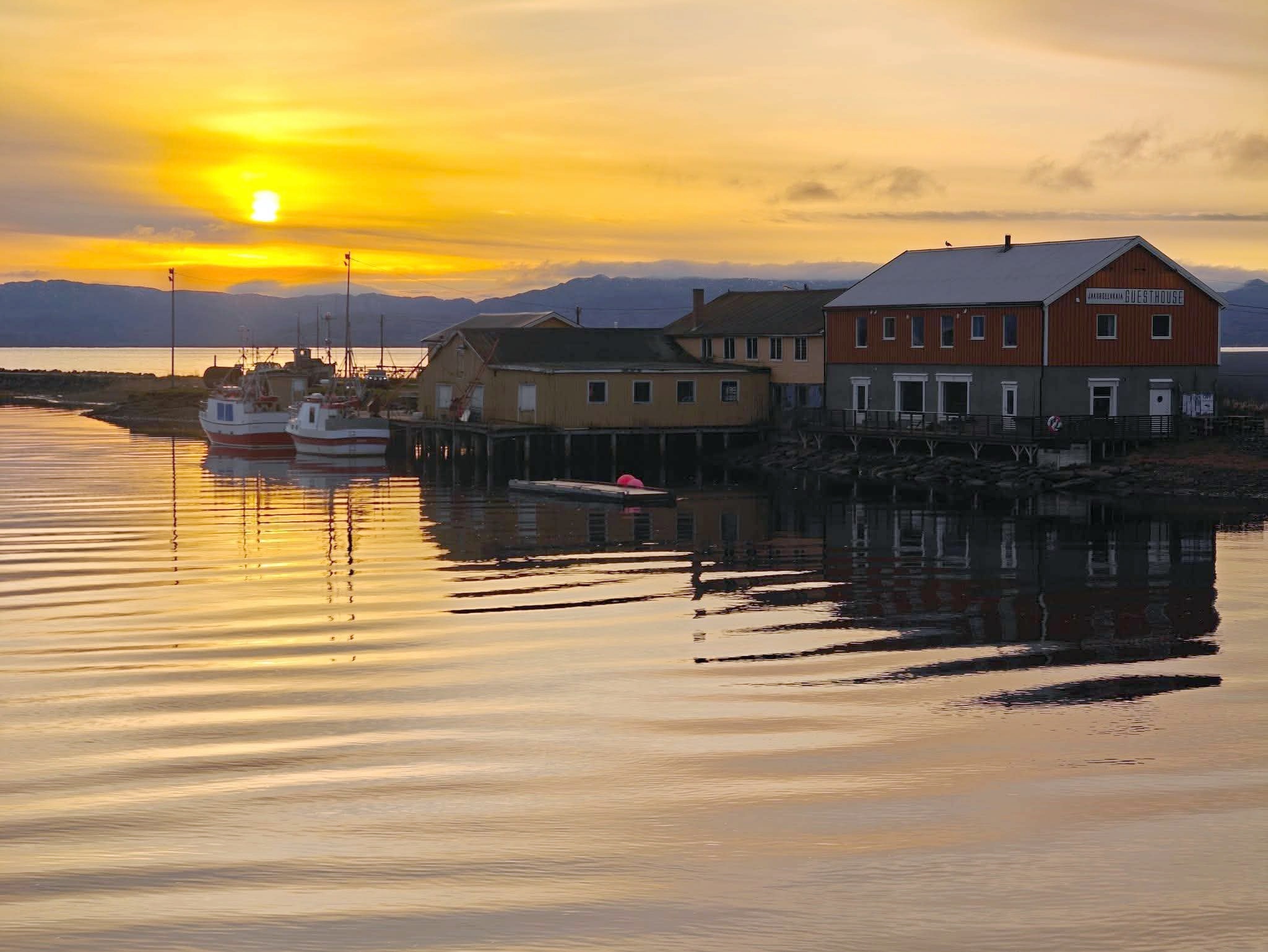 Jakobselvkaia og fiskebåter i solnedgang